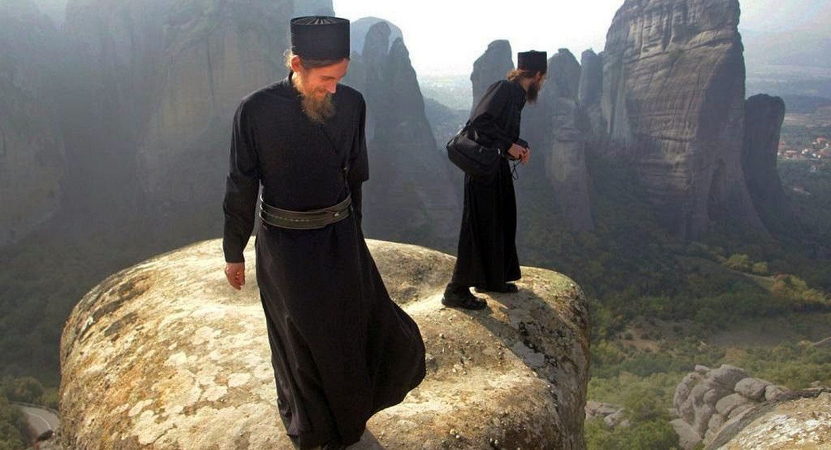Человек церкви читать. 40 Пословиц монахов Святой горы Афон. Монахи горы Афон. Афон монастырь монахи.